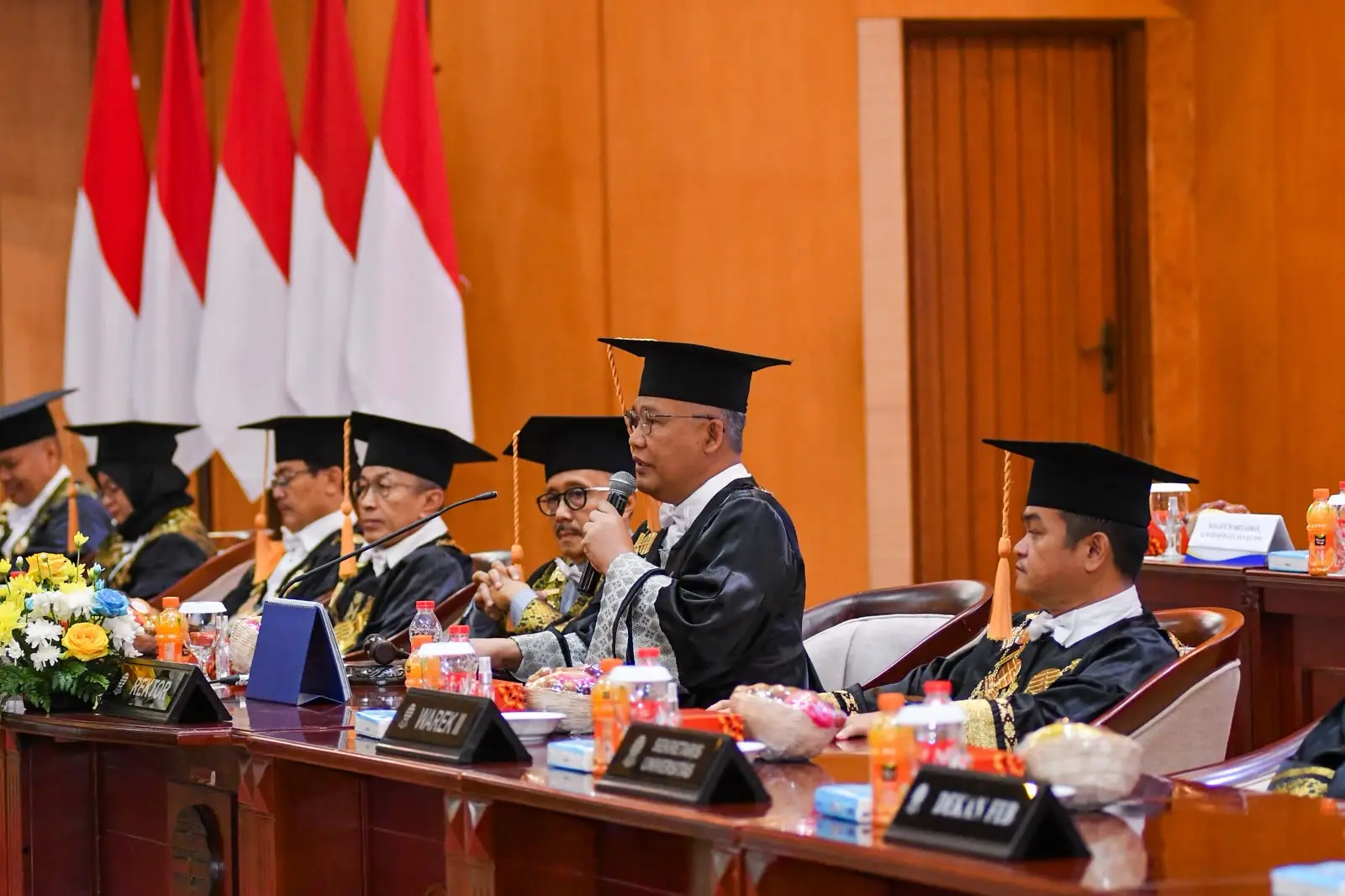 Pimpinan Universitas Terbuka memimpin upacara wisuda