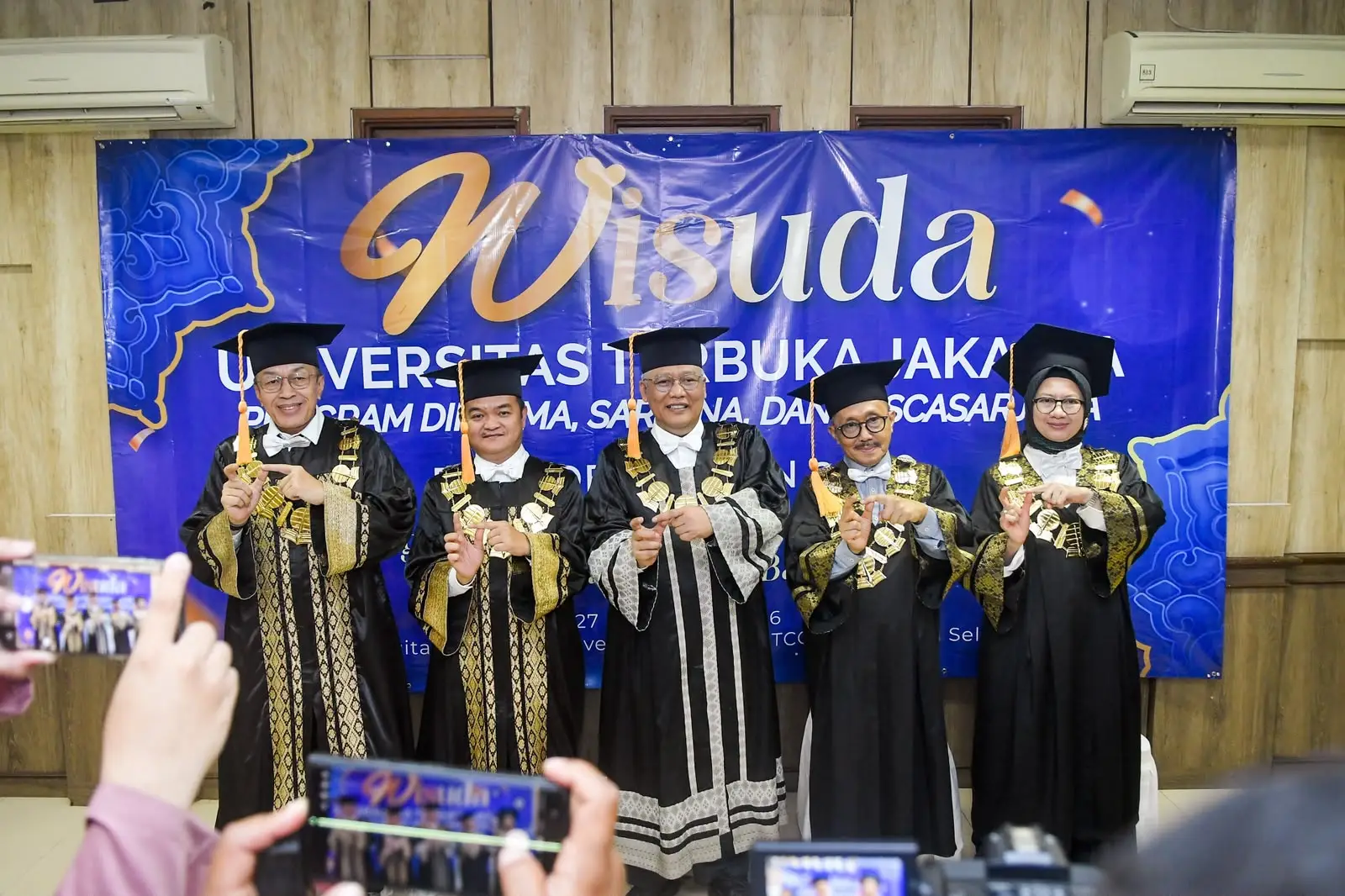 Jajaran Pimpinan Universitas Terbuka berfoto bersama