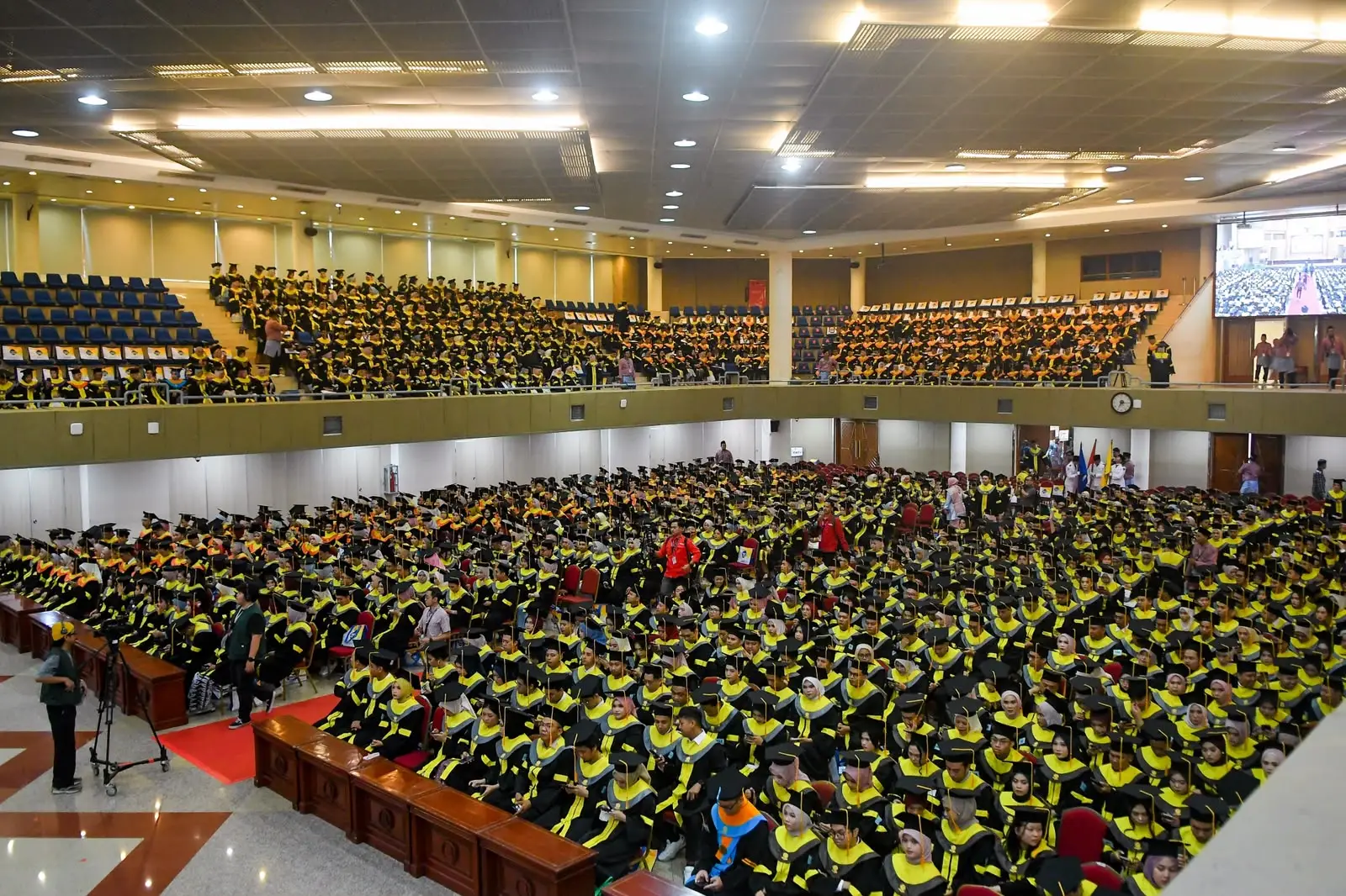 Ribuan wisudawan UT Jakarta memenuhi gedung UTCC